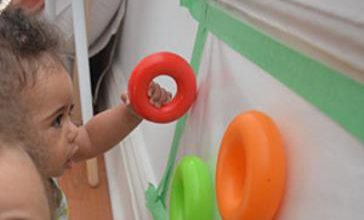 بازی کندن و چسباندن حلقه ها برای کودک زیر یکسال