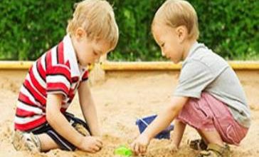 7 فایده شن بازی برای کودکان